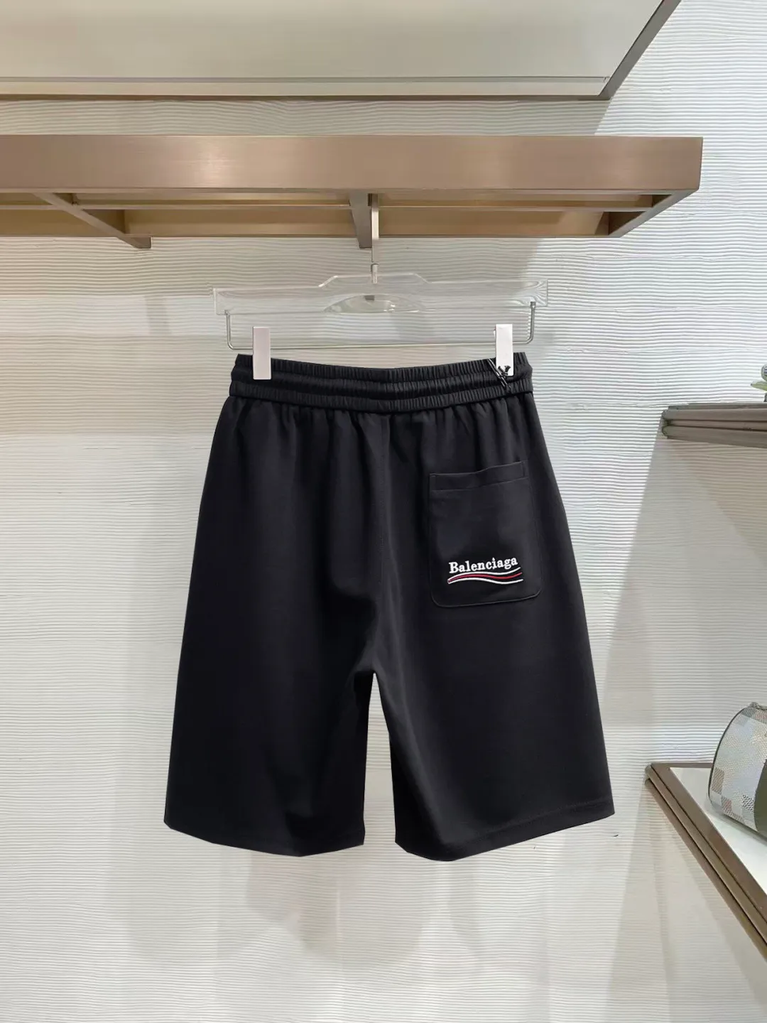 Balenciaga's three-standard complete 2026 summer New Arrival men's casual shorts, advanced custom-made Breathable fabric, Breathable fabric, extremely stretchy and comfortable, impeccable details, top-grade accessories, original logo design concept, delicate and soft feel! The upper body fit is awesome! Size: M-XXXL Please state your height and weight when ordering